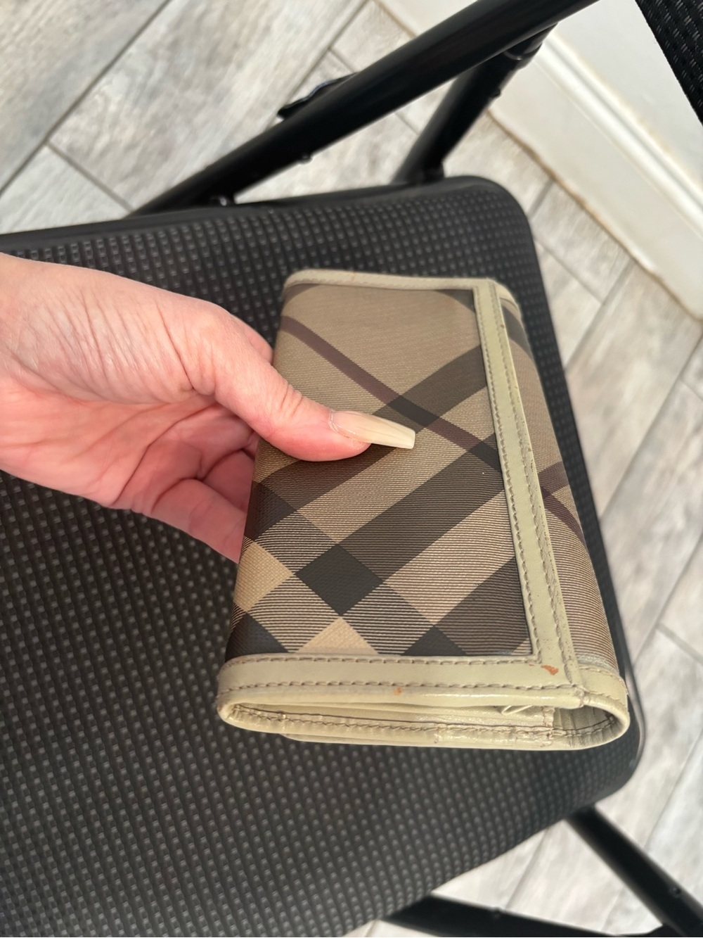 Authentic Burberry Beige Plaid Women's Wallet - Classic Check Design - Picture 7 of 10